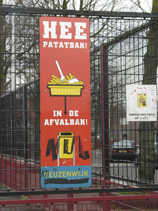 908058 Afbeelding van het waarschuwingsbord 'HEE PATATBAK! IN DE AFVALBAK! / GEUZENWIJK GEWOON SCHOON', op het hekwerk ...
